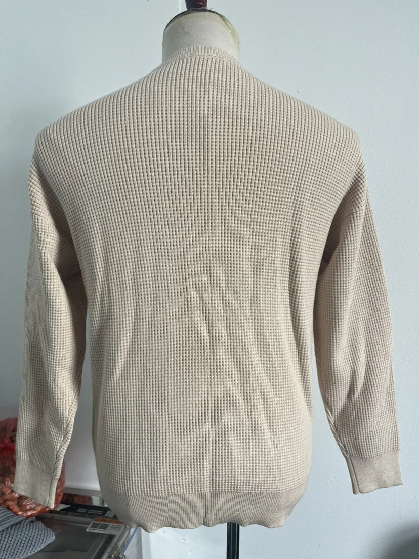 Urban Classic: Solid Color Wedge-Top Pullover Sweater for Men – Soft Knit & Stylish Fit