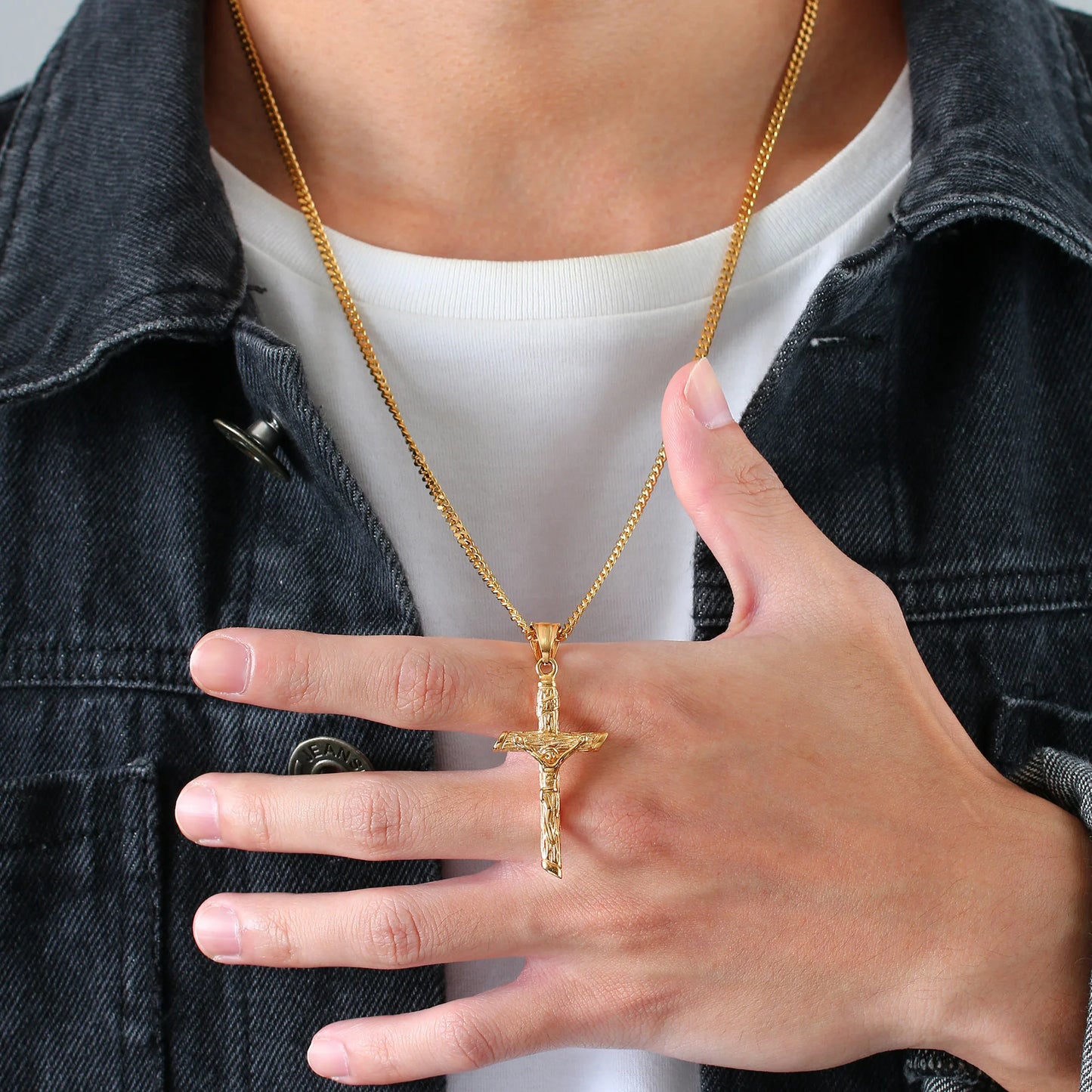 Gold Crucifix Pendant Necklace – Classic Religious Design