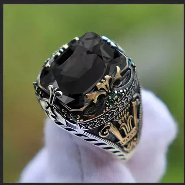 Regal Vintage Ring – Timeless Majesty Statement