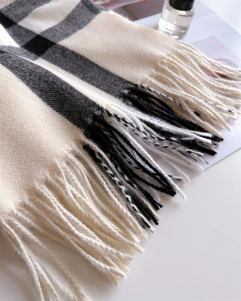 Classic Checkered Scarf with Fringes – Elegance and Comfort