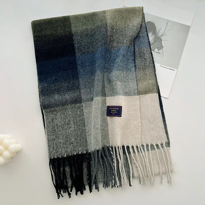 Classic Checkered Scarf with Fringes – Style and Comfort