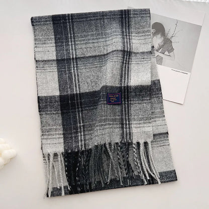 Classic Checkered Scarf with Fringes – Style and Comfort