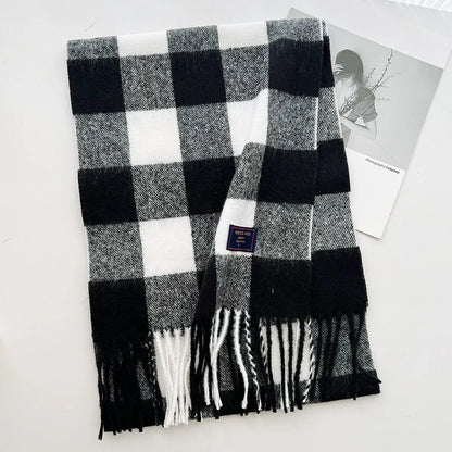 Classic Checkered Scarf with Fringes – Style and Comfort